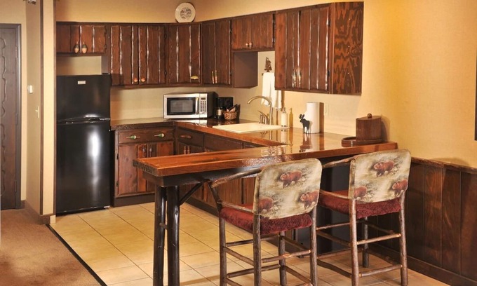 Onalaska Hotel | Fireplace, Dry Bar, Theme Suite Mini Premier, Stoney Creek La Crosse