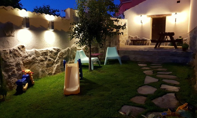 Revenga House | Fireplace, garden, bbc, wifi 1 h from Madrid Entre Acebedas Accommodations