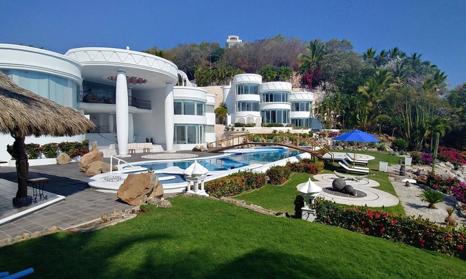La Punta House | First Class Executive Retreat, Staff of Five, Sleeps up to 12