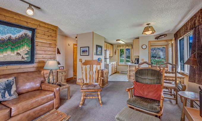 Clark Cabin | Fish Hook - Cozy cabin tucked in the mountains