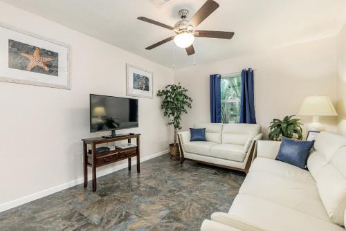 Tarpon Springs Apartment | Fish in Lake Tarpon or the Gulf of America!