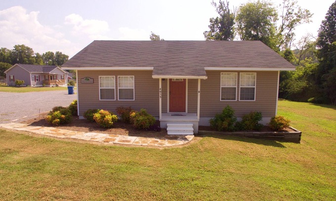 Guntersville Cabin | Fish & Play Lake Guntersville. 2BR/1BA Cabin Covered Boat Parking with Power