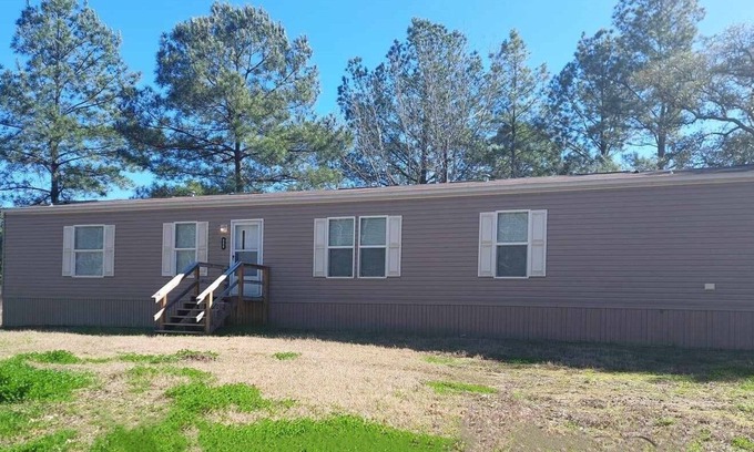Broaddus House | Fisherman/Hunter's retreat less than 10 minutes from Lake Sam Rayburn.