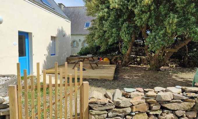 Plozevet House | Fisherman's House direct access to the sea from the garden