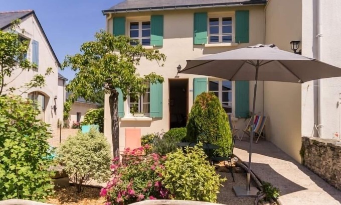 Varades Cottage | Fisherman's house with terrace by the Loire, wifi, bikes and baby equipment