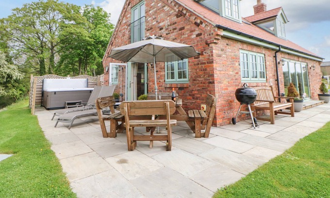 Darlington Cottage | FISHERMANS COTTAGE, with hot tub in Darlington