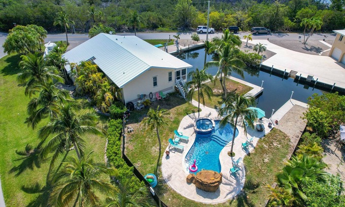 Tropical Bay Estates House | Fishing, swimming and relaxing on the porch in Big Pine Key