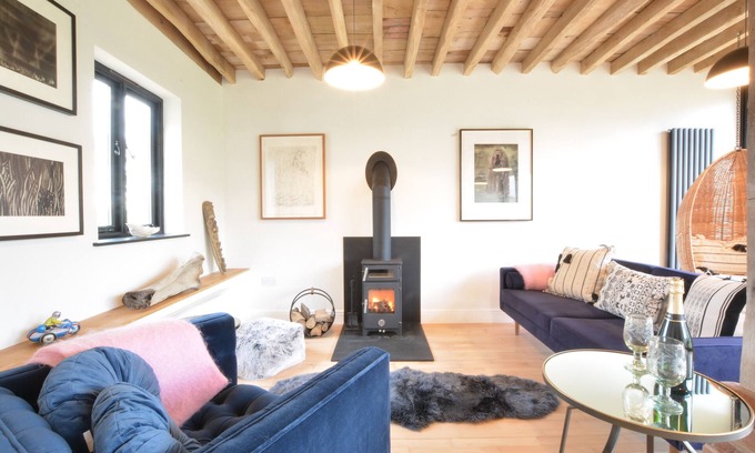 Sotherton Cottage | FISHPOND HOUSE, SOTHERTON, pet friendly, with hot tub in Halesworth