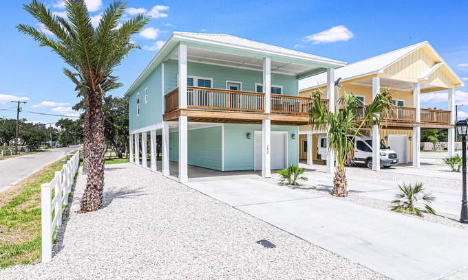 Palm Harbor House | Fishtastic! Waterfront,Community Pool,Walk to Bars, Restaurants and Pier!