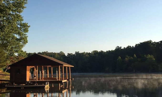 Gladehill Cabin | Five beautiful cabins all on the same property. Great for family reunions, corporate retreats or other small groups.