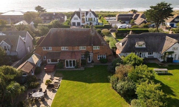 West Wittering House | Five-bedroom home steps from West Wittering beach