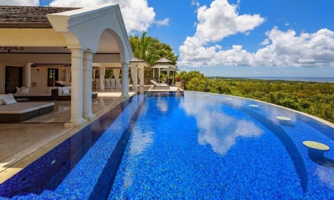 Plumtree Villa | Five Bedroom Luxury Ridge-front Property