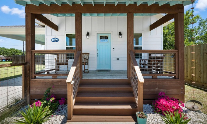 Rockport House | Five Oaks Cottage | Covered Porch + Close to Pier & Beach!