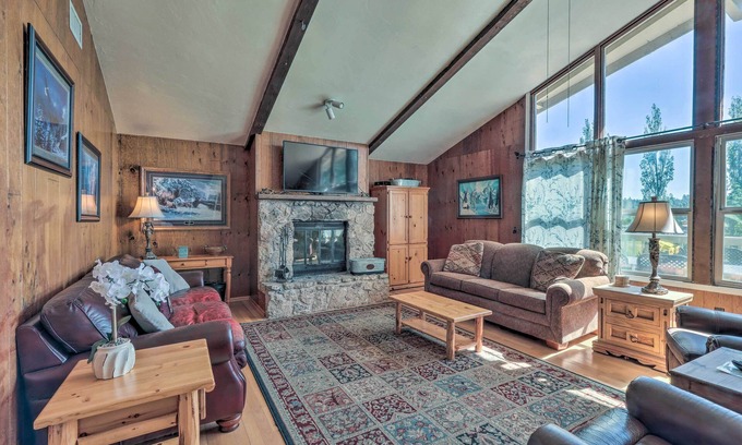 Flagstaff House | Flagstaff Townhome - Walk to Country Club & Pools!