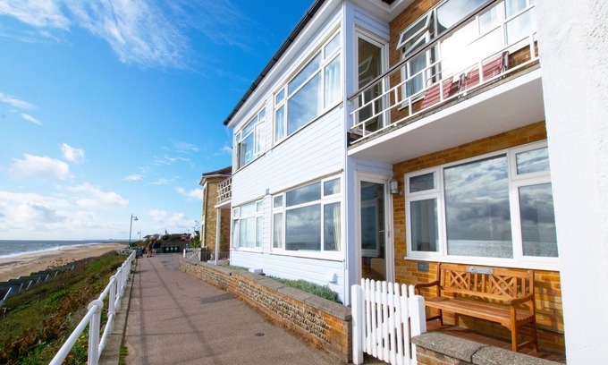 Southwold Apartment | Flat 1 Beach House, 4 East Cliff