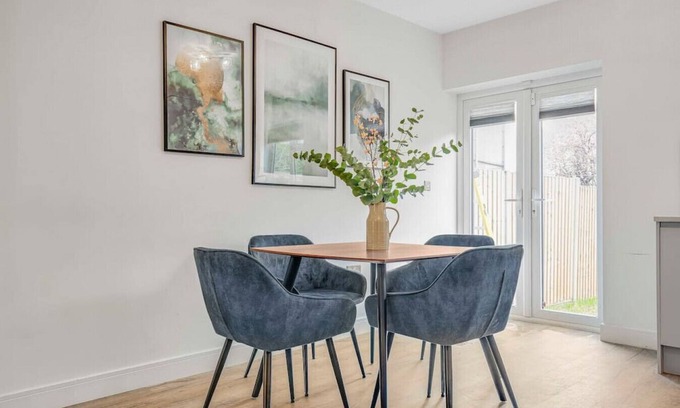 Acton Apartment | Flat 100 · Stylish West London Oasis ~ Workspace ~ Long Stays