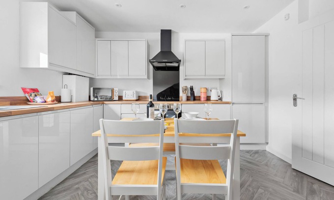 Lower Wick Apartment | Flat 3 - Ensuite bedroom, close to local shops and Worcester City Centre