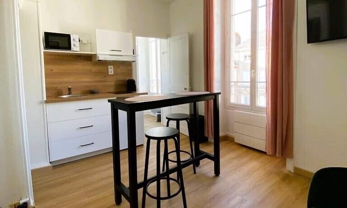 Laval Apartment | Flat Hypercentre - Laval on foot!