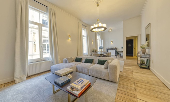 Ilot Sacre Apartment | Flat in the City Centre