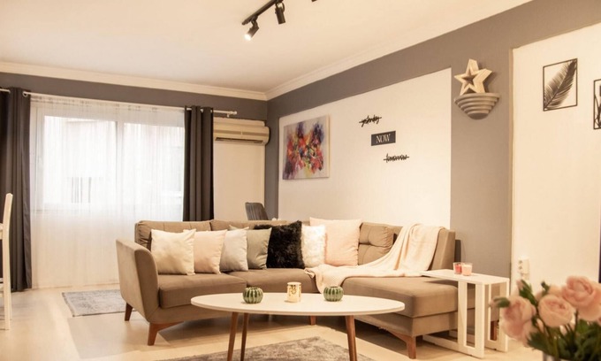 Karsiyaka Apartment | Flat near Coast with Shared Terrace in Karsiyaka