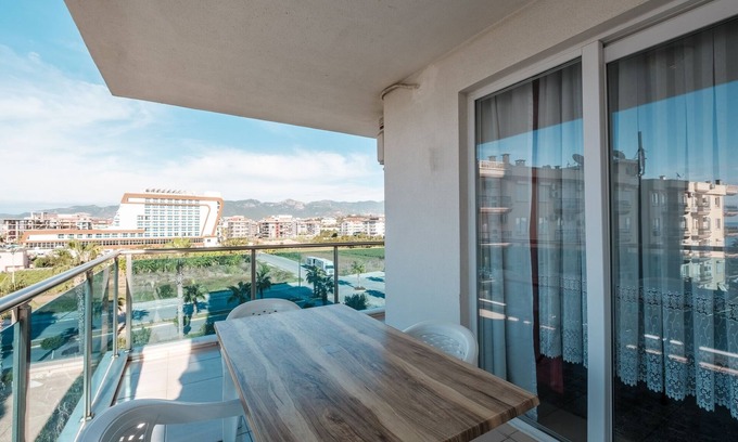 Mahmutlar Apartment | Flat w Pool and Sea-view Balcony, 1 min to Beach