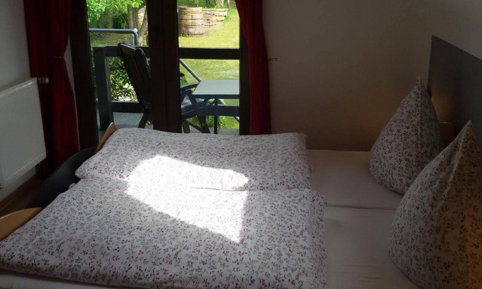 Krov Apartment | Flat with balcony and view of the vineyards