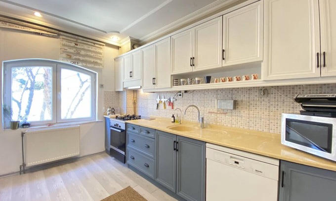 Uskudar Apartment | Flat with Bosphorus View and Backyard in Uskudar