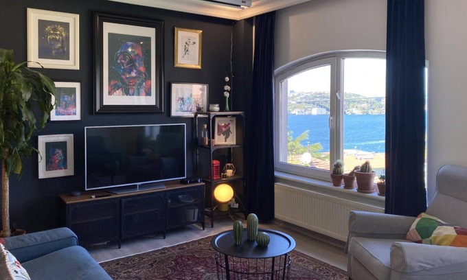Uskudar Apartment | Flat with Bosphorus View and Backyard in Uskudar