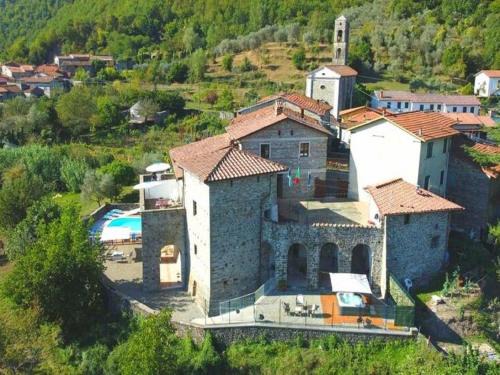 Argigliano Apartment | Flat with heated hot tub and shared pool