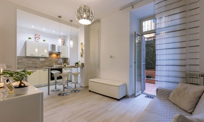 San Giovanni Apartment | *FLAT WITH PRIVATE PATIO* Inn White Rome