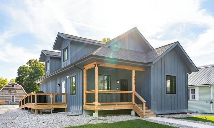 Polson House | Flathead Lake at Riverside Park: Large Groups - Steps to Main St & Boat Rentalsn