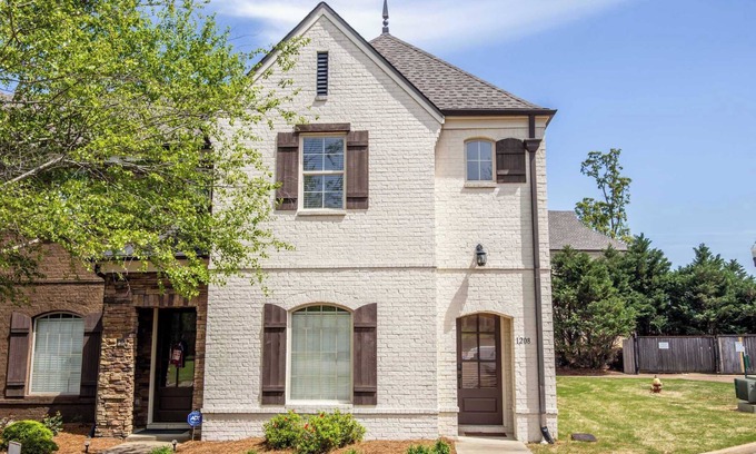 Oxford House | Fleur de Lis Fanbase by Apex Short Term Stays