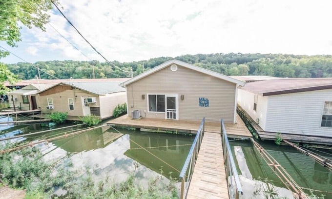 Parsons Boat Rental | Floating house next to boat ramp & marina!