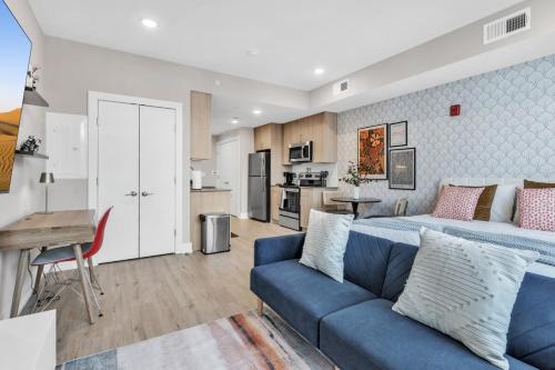 Northern Liberties Apartment | Floor To Ceiling Windows- Bridge Views - Studio