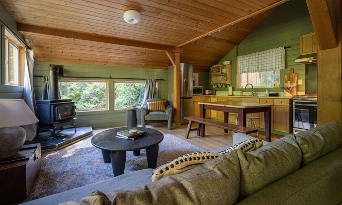 Ucluelet Cabin | Florencia Bay I Elegant Rustic I Hot Tub I Fireplace