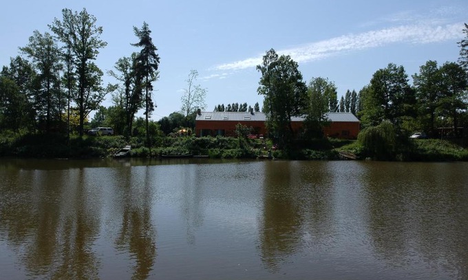 Florennes House | Florennes Gîte neuf 150 M2 devant un grand lac privé de 2 hectares poissonneux au milieu des bois