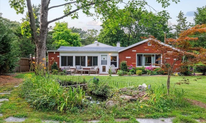 Mattituck House | Floresta House ~ Charming, Cozy, Family Friendly!