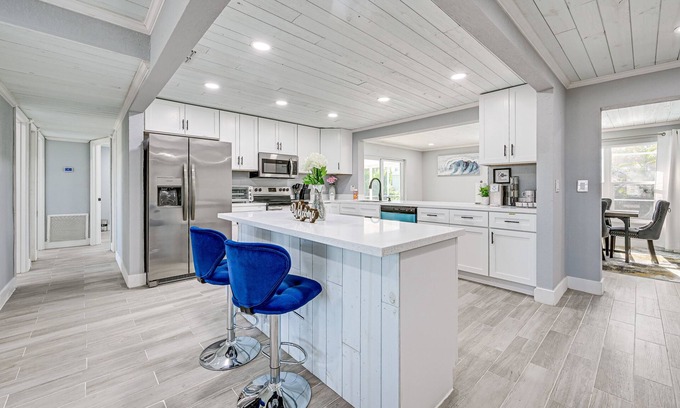 Oakland Hills Cottage | Florida Gulf Coast Getaway: Pool + Screened Lanai!