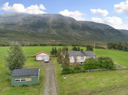 Lyngen House | Flott enebolig nær naturen
