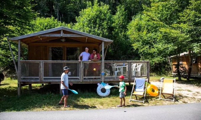Treignac House | Flower Camping La Plage * - Sweetflower Premium 43m2 (2 bedrooms) + TV + sheets + towels + semi-covered terrace of 11m2 5 persons