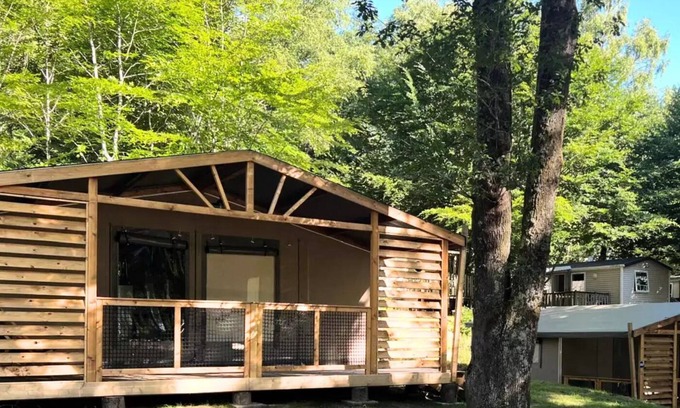 Treignac House | Flower Camping La Plage * - NOUVEAUTE : Cabane toilée Cotton Flower Confort 28m² (2 chambres) + TV + terrasse couverte 16m² 5 personnes
