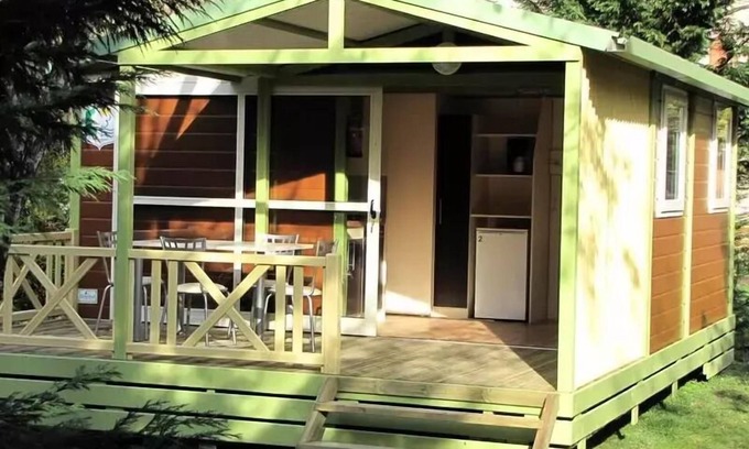 Saint-Privat Ski Chalet | Flower Camping Le Plan d'Eau - Ardèche * - Chalet STANDARD NEMO 20m2 2 bedrooms - semi-covered terrace + air conditioning 4 people