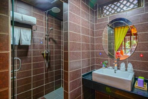 Dayan Old Town House | Flower without boundry