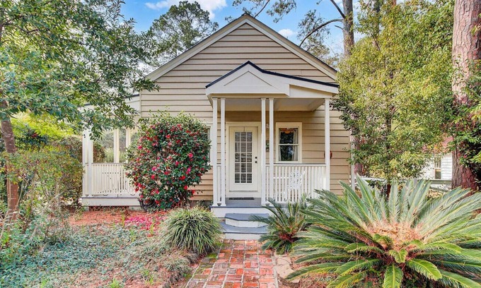 Summerville Historic District Cottage | FlowerTown Historic District Private Cottage w/Gardens