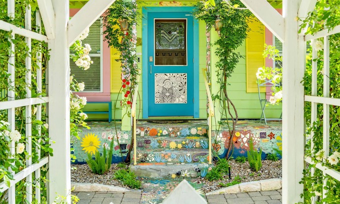 Barton Heights House | Flutter into this iconic South Austin work of art >> The Pixie by Lodgewell