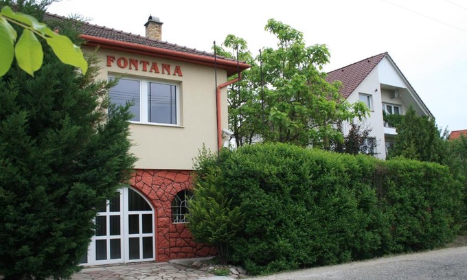 Tat House | Fontana Vendégház