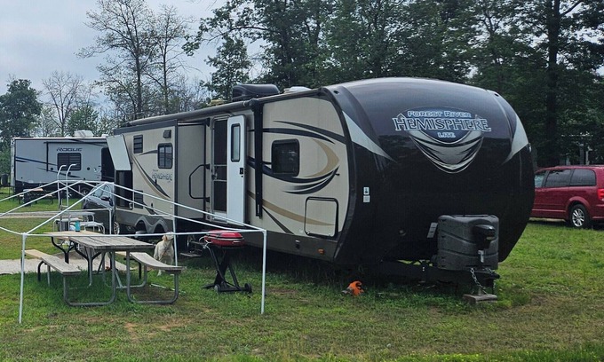 Necedah RV Rental | For 6 people Castle R Lake 30 min to Dells BBQ & boat fishing guide available.