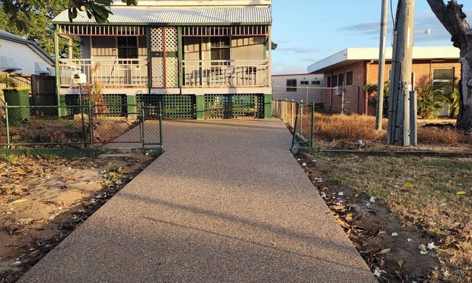 South Townsville House | For work or play city fringe 1 bedroom cottage fast WIFI laundry