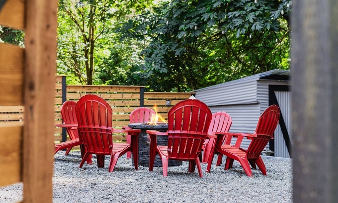 Victory Heights House | Forest Bathing Escape @ Creek, Firepit, Yoga Deck, Games & King Bed