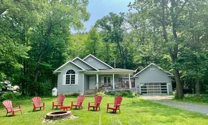 Prince Edward Apartment | Forest Guest Suite Near Picton Centre (Pet-Friendly &Hot Tub &Park Pass)n